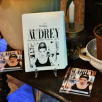 Eindrücke der Premiere von „Einfach Audrey – der große Audrey Hepburn Abend“ im Altstadttheater Köpenick, Komödie Berlin