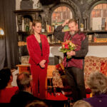 Theaterdirektor Albrecht Hoffmann gratuliert Allison Wonder „Magie der Entzauberung“ im Altstadttheater Köpenick