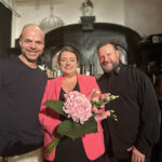 Albrecht Hoffmann (r.) und Benjamin Stoll (l.) gratulieren Dana Bong zur erfolgreichen Premiere von Nachtschattengeflüster im Altstadttheater Köpenick