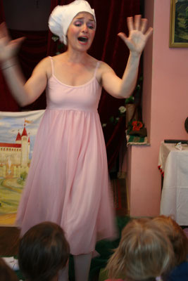 Dornröschen 1 Dornröschen mit Märchenlfe Anja im Altstadttheater Köpenick in Berlin