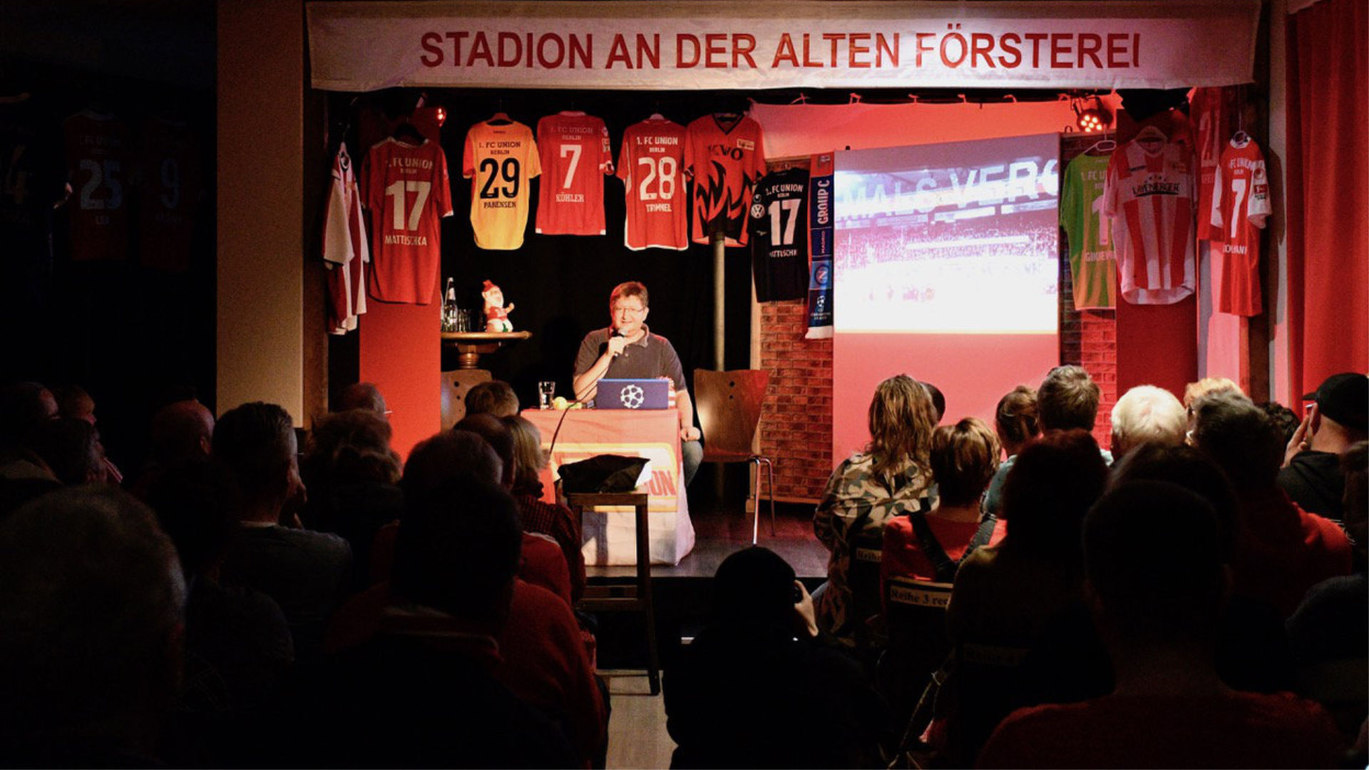 Rotweißer Salon mit Matze Koch im Altstadttheater Köpenick