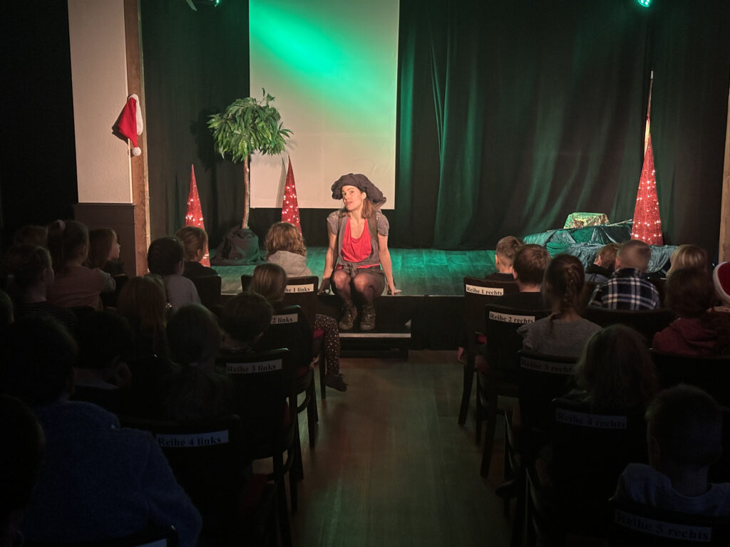 Hexe Rosanna und der geheime Ort für die Uhlenhorst-Grundschule im Altsadttheater Köpenick