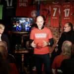 Regisseur Benjamin Stoll begrüßt die Gäste beim 4. Rot-Weißen Salon (Foto: Gritt Ockert)