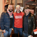Union-Besuch im Altstadttheater beim 4. Rot-Weißen Salon – v.l.n.r.: Christian Arbeit (Geschäftsführer Kommunikation und Union-Pressesprecher), Regisseur Benjamin Stoll und Union-Chefcoach Steffen Baumgart (Foto: Gritt Ockert)
