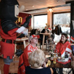 Ritter Keule unterhält die Gäste im Altstadttheater