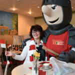 Ritter Keule unterhält die Gäste im Altstadttheater