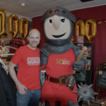 Regisseur Benjamin Stoll mit Ritter Keule im Altstadttheater Köpenick