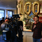 RBB-Reporter Dennis Wiese an der Theaterkasse vom Altstadttheater Köpenick