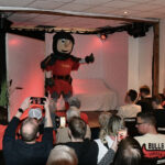 Ritter Keule unterhält das Publikum während des Einlasses im Altstadttheater Köpenick