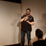 Albrecht „Zille“ Hoffmann begrüßt die Zuschauer zur 100. Veranstaltung von „Eisern verschossen“ im Altstadttheater Köpenick