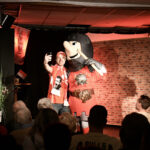 Benjamin Stoll als Paul posiert mit Ritter Keule in „Eisern verschossen“ im Altstadttheater Köpenick