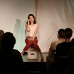 Loretta Müller als Lucie in „Eisern verschossen“ im Altstadttheater Köpenick