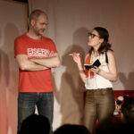 Loretta Müller als Lucie und Benjamin Stoll als Paul in „Eisern verschossen“ im Altstadttheater Köpenick