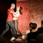 Loretta Müller als Lucie und Benjamin Stoll als Paul in „Eisern verschossen“ im Altstadttheater Köpenick