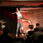 Loretta Müller als Lucie und Benjamin Stoll als Paul in „Eisern verschossen“ im Altstadttheater Köpenick