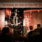 Loretta Müller als Lucie und Benjamin Stoll als Paul mit einem Jubiläums-Highlight in „Eisern verschossen“ im Altstadttheater Köpenick