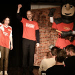 Loretta Müller als Lucie, Benjamin Stoll als Paul und Ritter Keule beim Schlussapplaus in „Eisern verschossen“ im Altstadttheater Köpenick