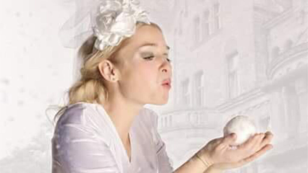 Flöckchen schwebt nach Dorthinwo mit Märchenelfe Anja im Altstadttheater Köpenick