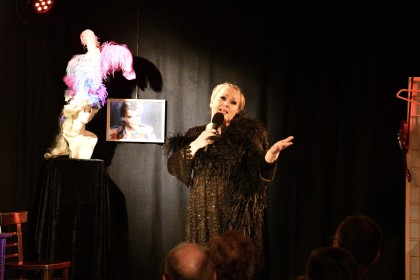 Chris Schlenker als „Henne“ Helga Hahnemann im Altstadttheater Köpenick bei der Premiere von „Dicke da … eene von uns – Das Helga-Hahnemann-Programm“ in Berlin